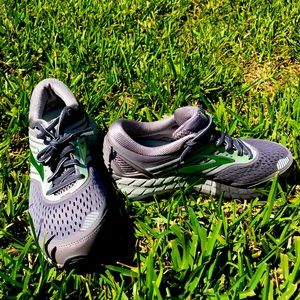 BROOKS ARIEL 18 -  size 10 B width